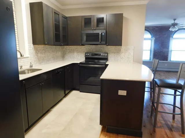 $1,700 | 53-57 Bank Street, Unit 301, New London, CT 06320