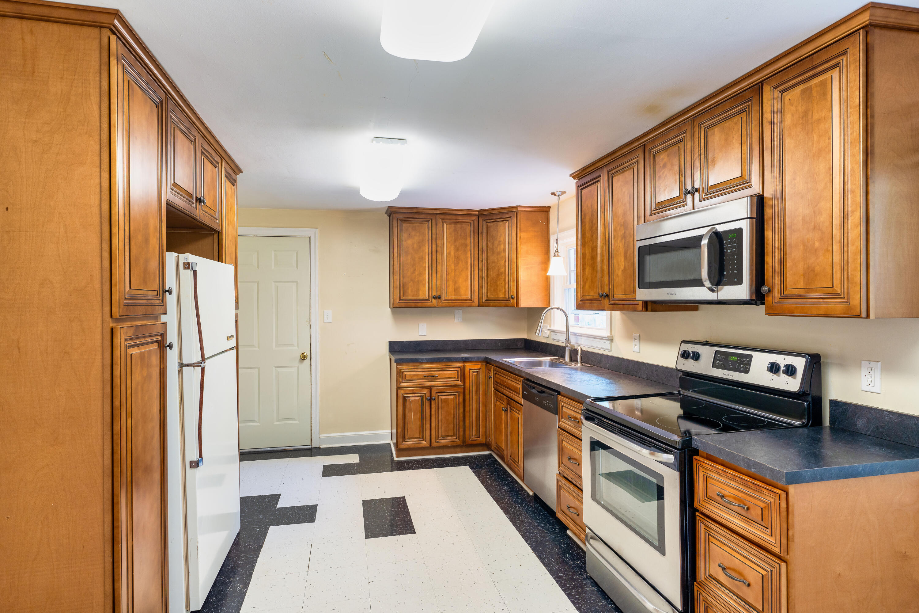 1905 Langdon Road Southwest Roanoke, VA 24015 - Photo 3 of 10 kitchen1