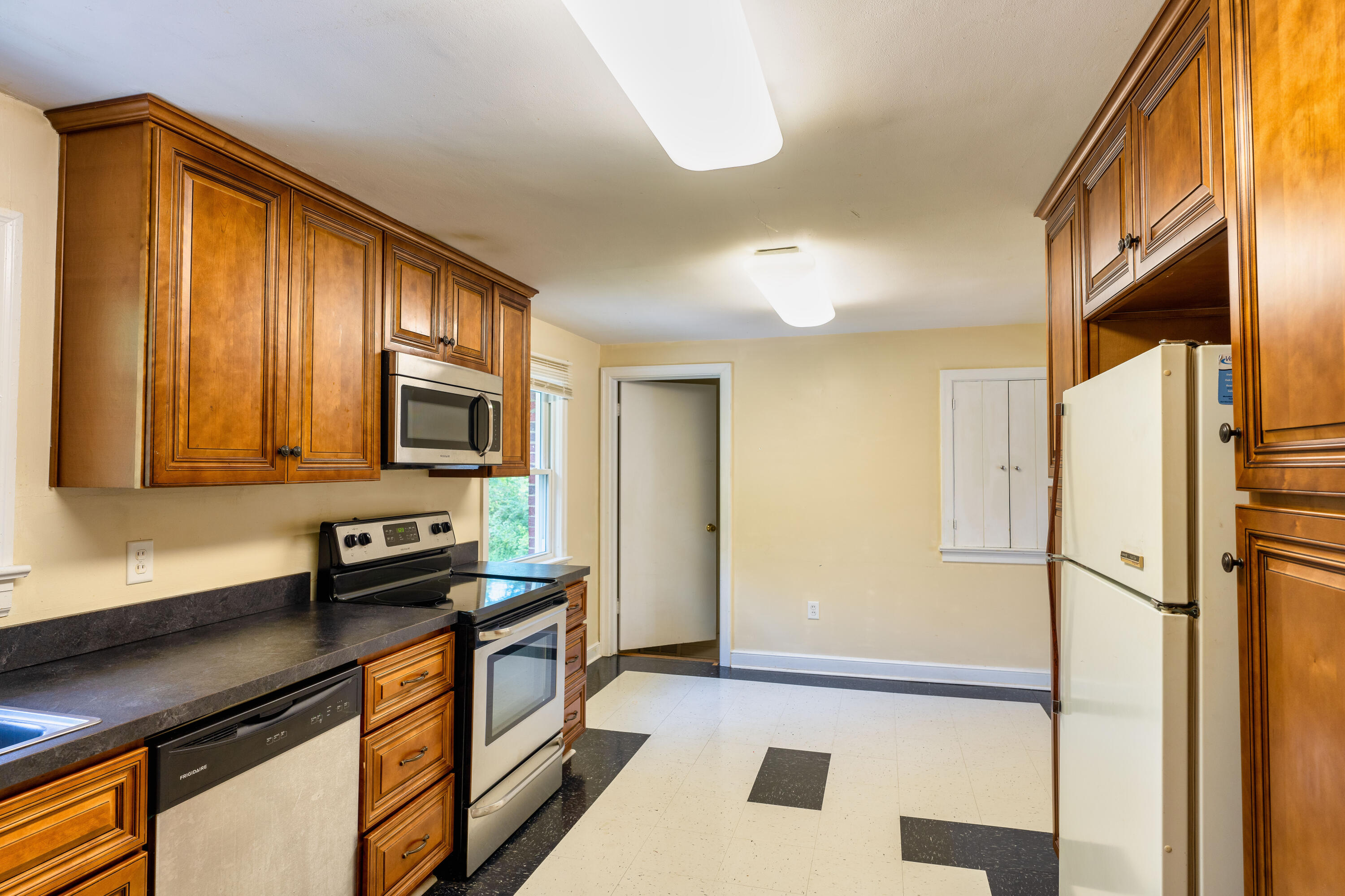 1905 Langdon Road Southwest Roanoke, VA 24015 - Photo 4 of 10 kitchen2