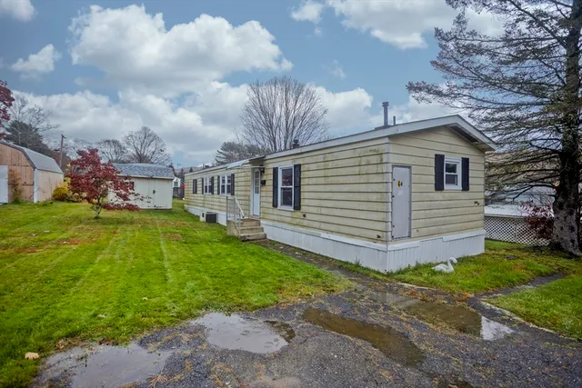 a view of a house with a yard
