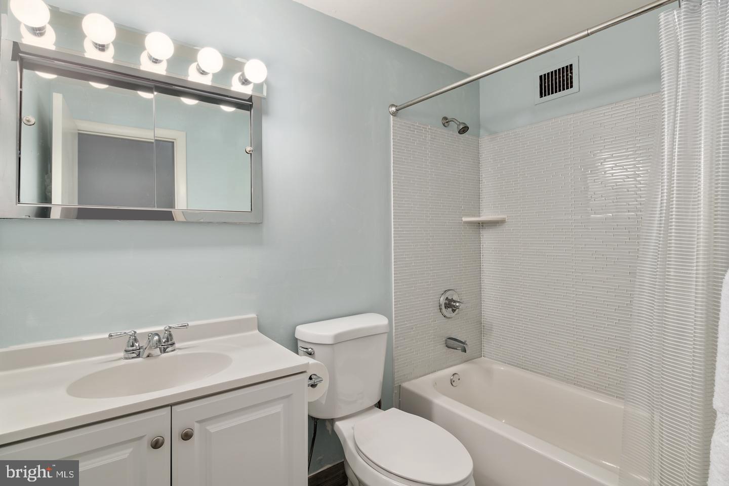 104 Lantoga Road, Unit 3 Wayne, PA 19087 - Photo 17 of 25 Hall bath