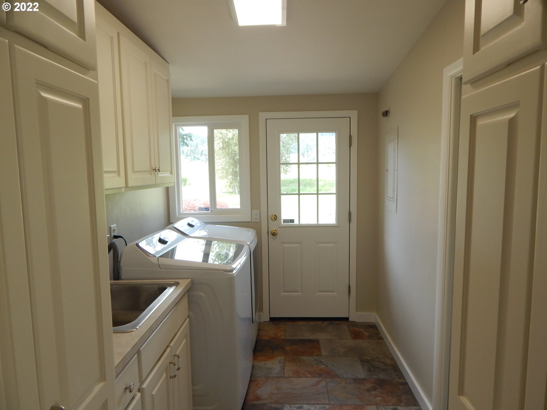 39321 Camp Creek Road Springfield, OR 97478 - Photo 23 of 32 a room that has a window in it