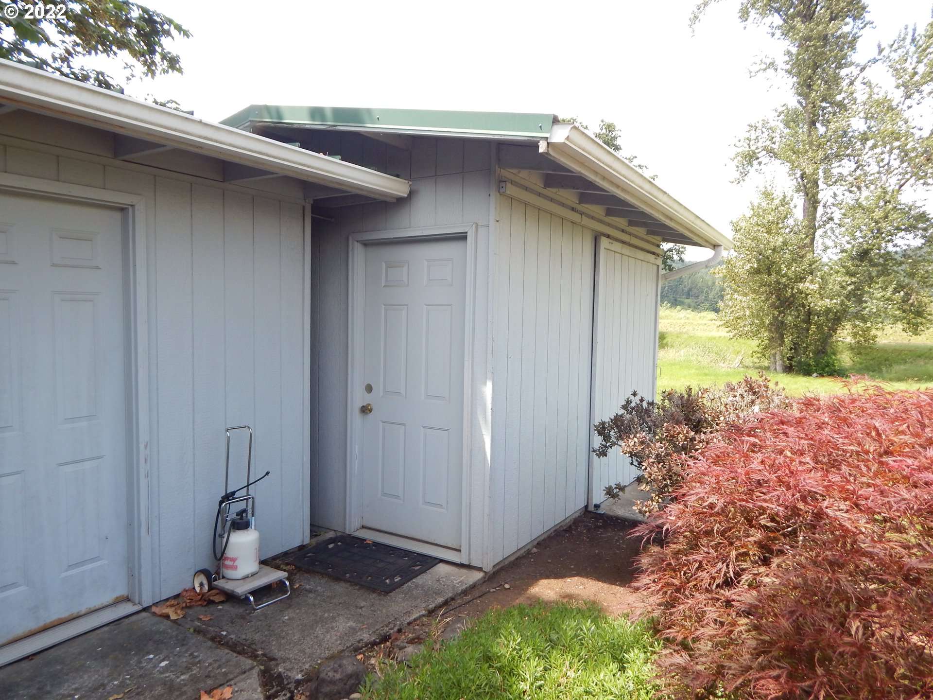 39321 Camp Creek Road Springfield, OR 97478 - Photo 30 of 32 a backyard of a house