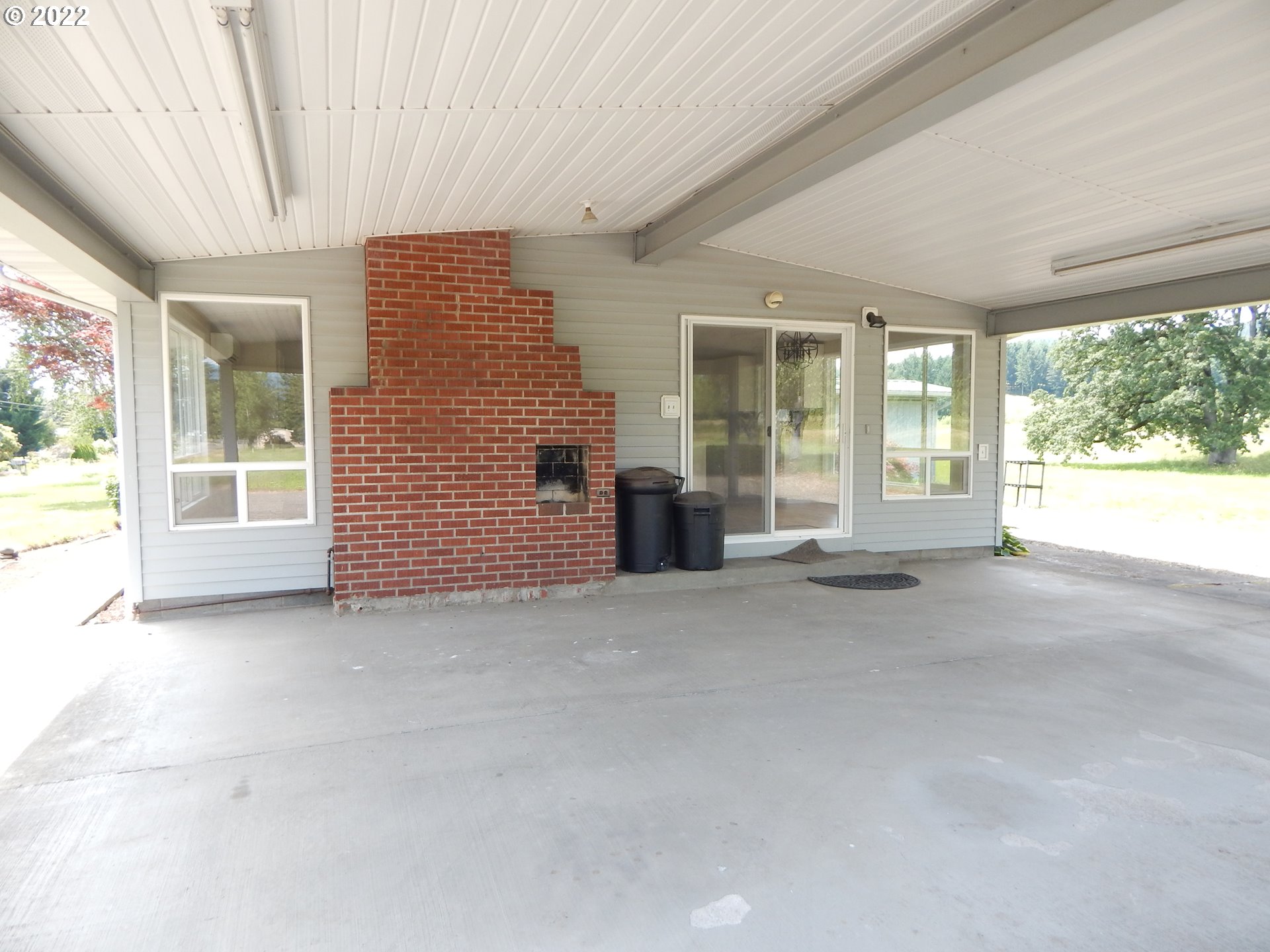 39321 Camp Creek Road Springfield, OR 97478 - Photo 7 of 32 an empty room with windows
