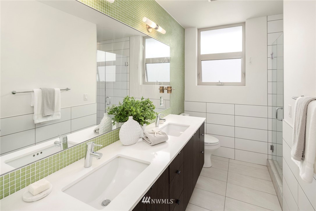 1829 24th Avenue, Unit A Seattle, WA 98122 - Photo 20 of 25 a bathroom with a bathtub sink and mirror