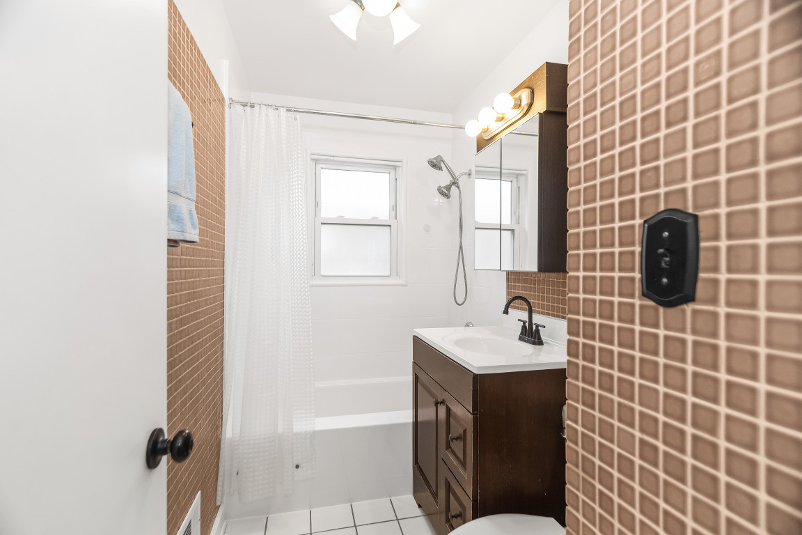 2213 Cleveland Street Evanston, IL 60202 - Photo 15 of 25 Gallery Image 15