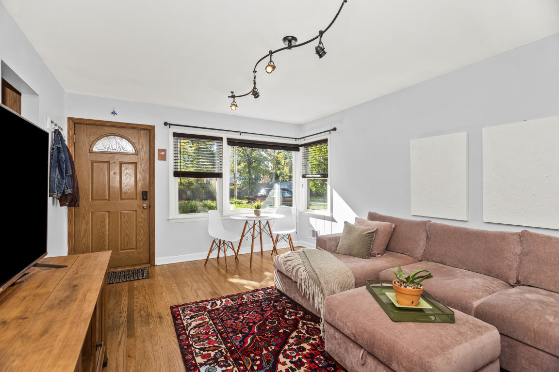 2213 Cleveland Street Evanston, IL 60202 - Photo 3 of 25 Gallery Image 3