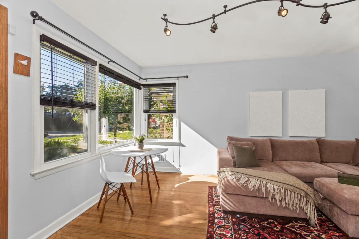 2213 Cleveland Street Evanston, IL 60202 - Photo 5 of 25 Gallery Image 5