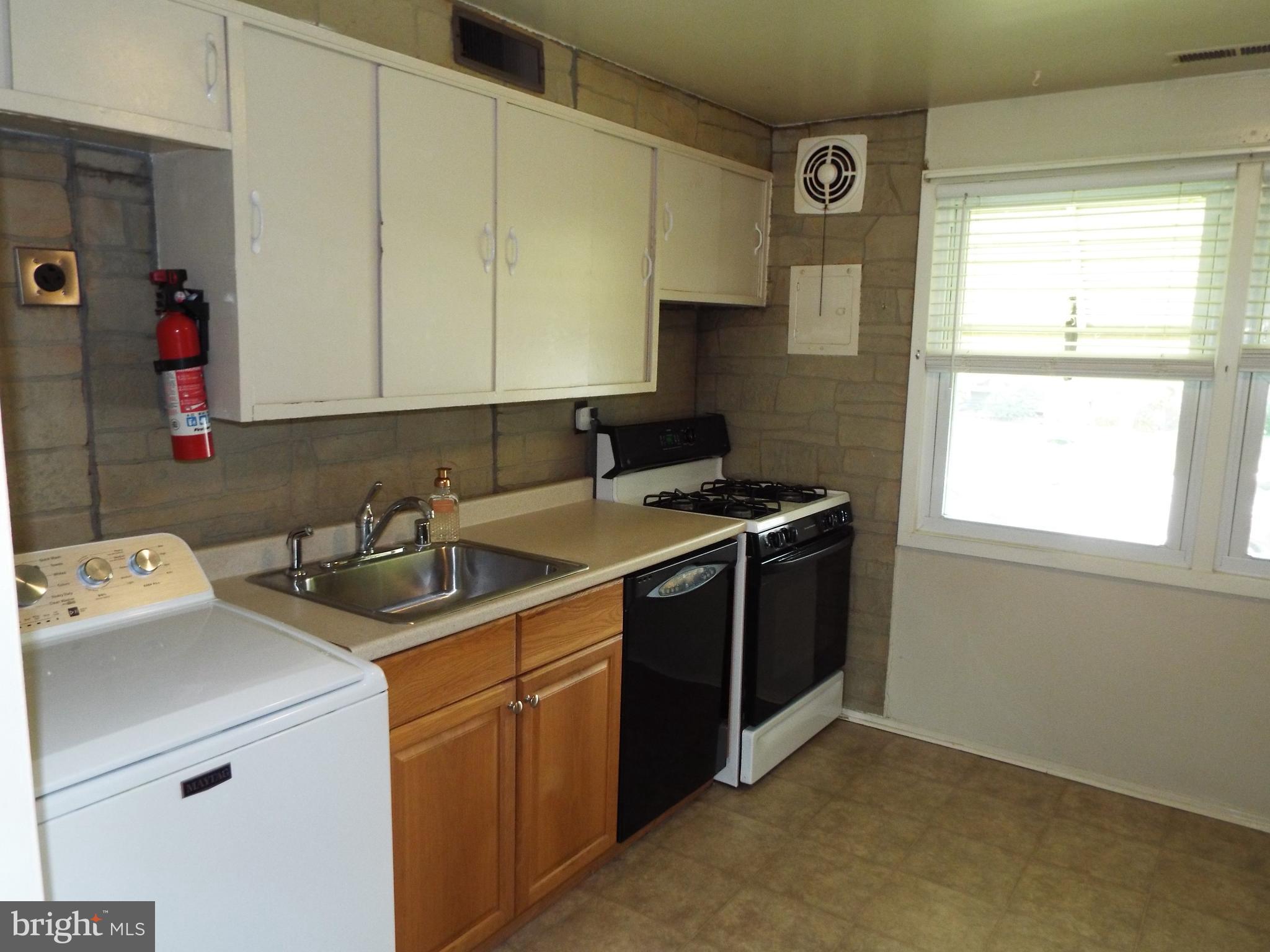 2407 Alma Road Halethorpe, MD 21227 - Photo 7 of 28 Kitchen