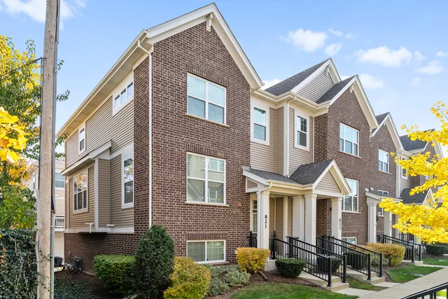 $485,000 | 821 Lexington Circle East, Des Plaines, IL 60016