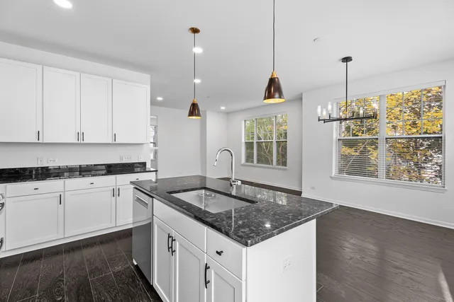 $485,000 | 821 Lexington Circle East, Des Plaines, IL 60016