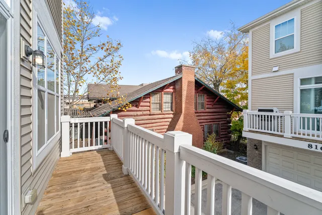 $485,000 | 821 Lexington Circle East, Des Plaines, IL 60016