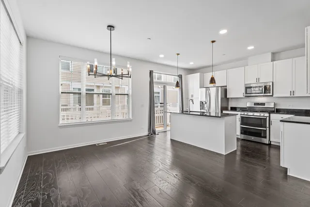 $485,000 | 821 Lexington Circle East, Des Plaines, IL 60016