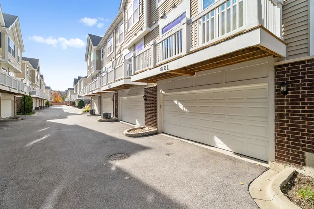 $485,000 | 821 Lexington Circle East, Des Plaines, IL 60016