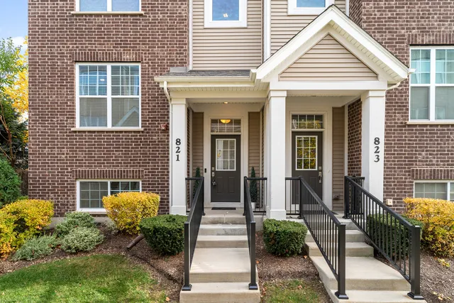 $485,000 | 821 Lexington Circle East, Des Plaines, IL 60016