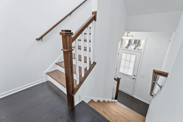 $485,000 | 821 Lexington Circle East, Des Plaines, IL 60016