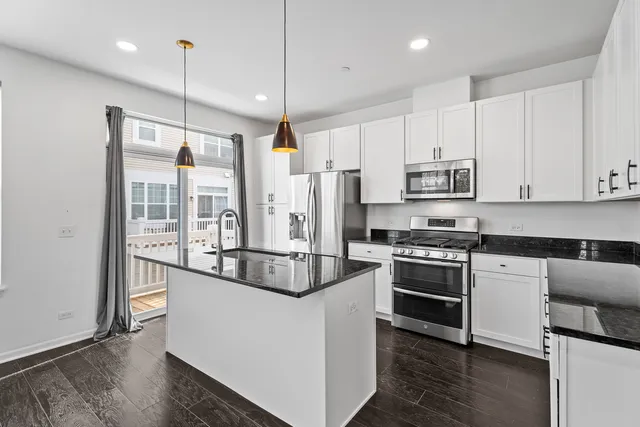 $485,000 | 821 Lexington Circle East, Des Plaines, IL 60016