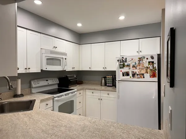$2,400 | 100 Rosemary Way, Unit 210, Needham, MA 02494