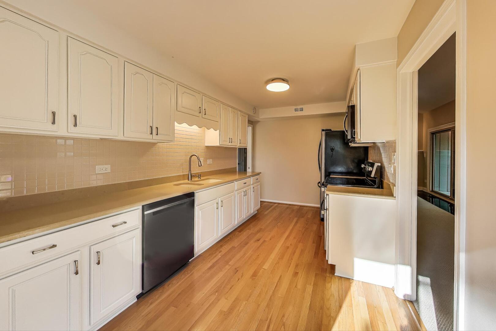 25 Shoreline Road, Unit B Lake Barrington, IL 60010 - Photo 11 of 34 Gallery Image 11