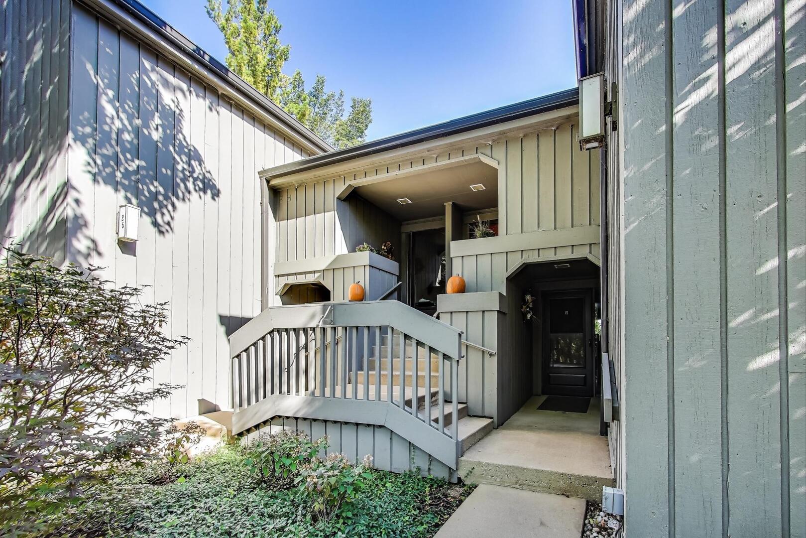 25 Shoreline Road, Unit B Lake Barrington, IL 60010 - Photo 2 of 34 Gallery Image 2