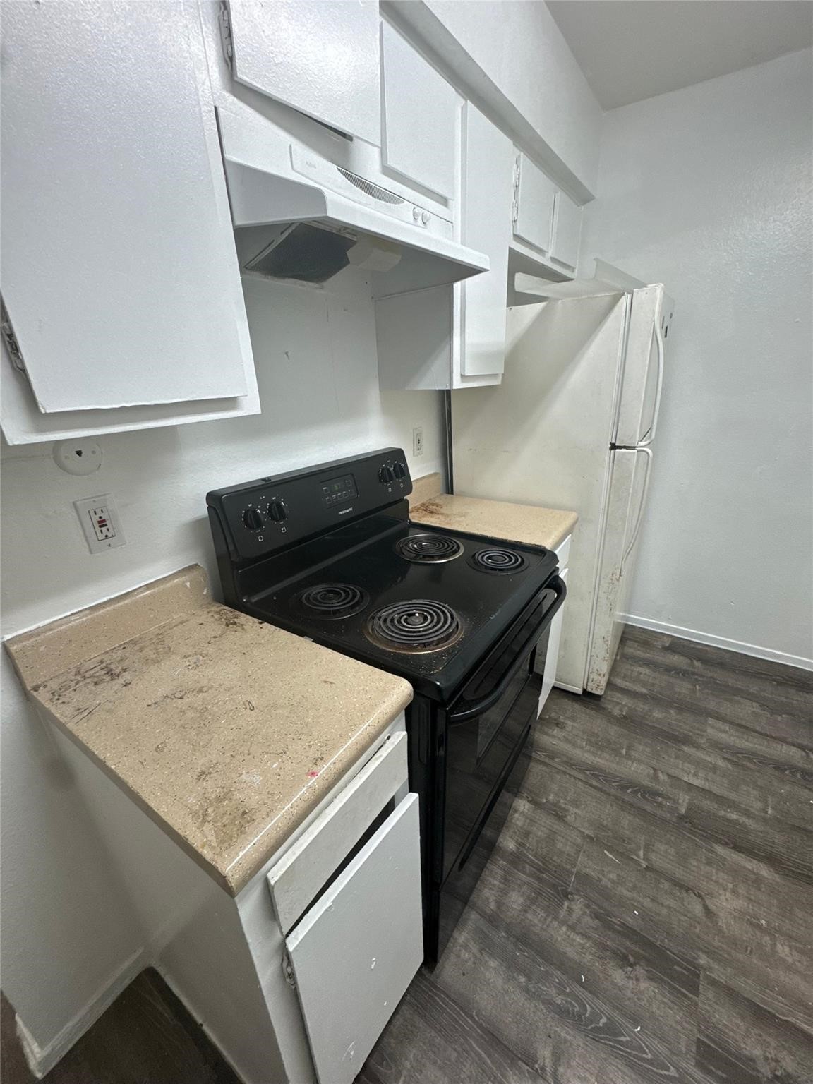 6200 West Tidwell Road, Unit 1205 Houston, TX 77092 - Photo 4 of 27 a kitchen with a stove and a refrigerator