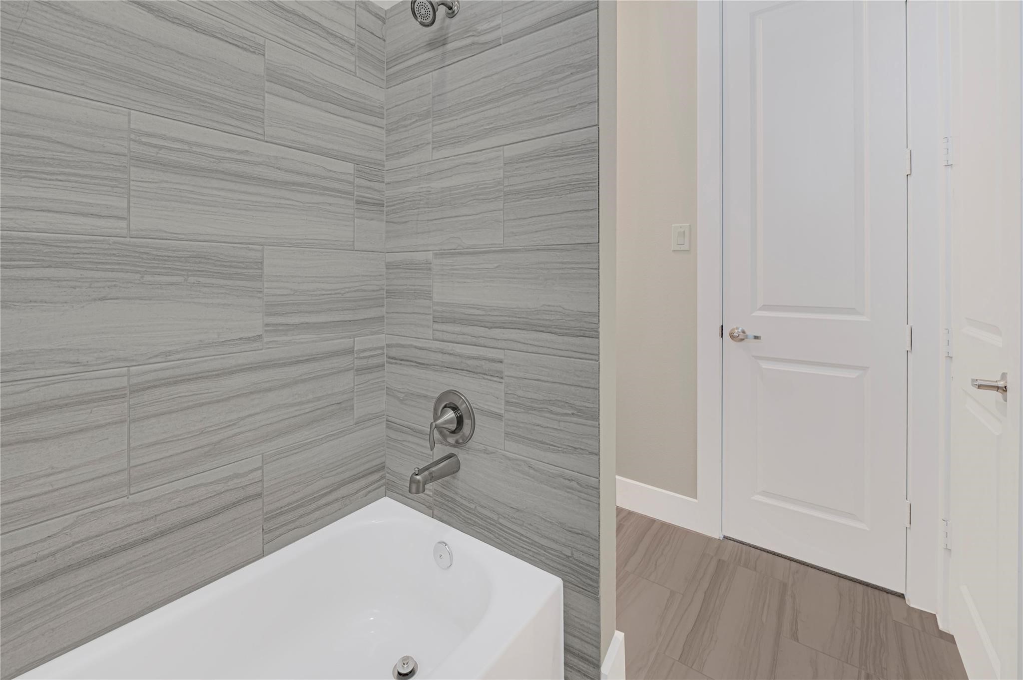 6200 West Tidwell Road, Unit 1205 Houston, TX 77092 - Photo 7 of 14 a bathroom with a bathtub