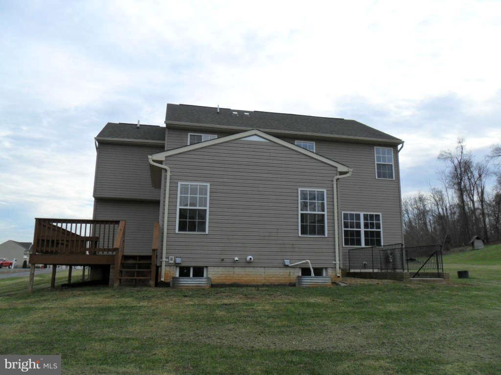 103 Ripe Berry Lane Martinsburg, WV 25403 - Photo 3 of 19 a backyard of a house with table and chairs
