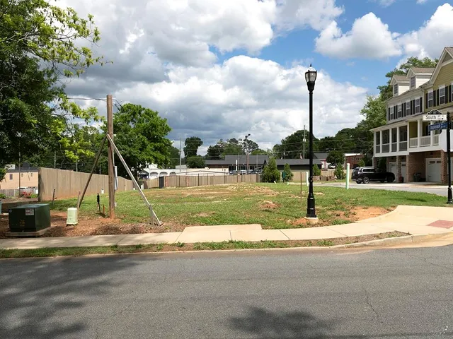 a view of a fountain in front of a building