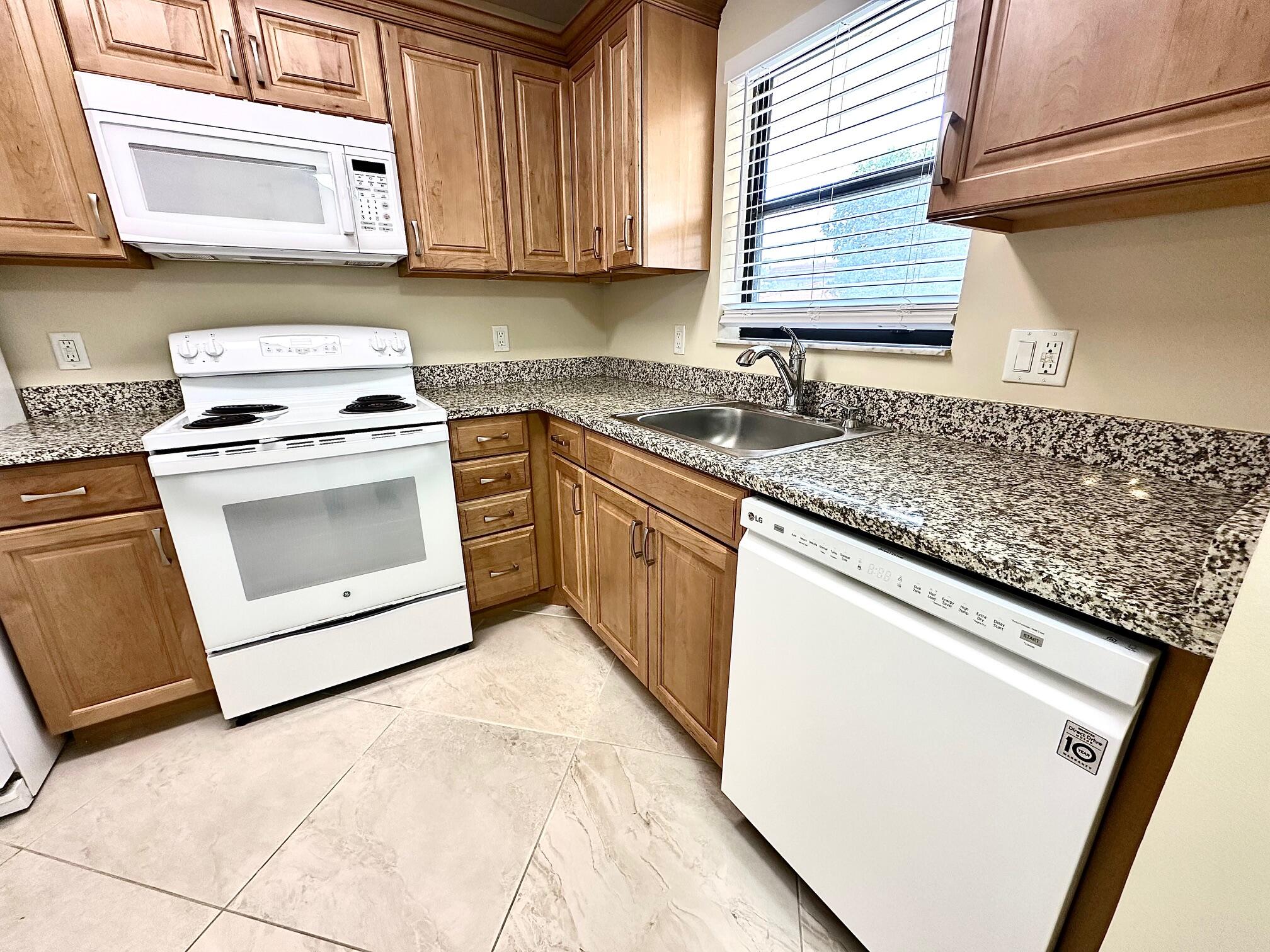 21904 Lake Forest Circle, Unit 101 Boca Raton, FL 33433 - Photo 4 of 11 Kitchen