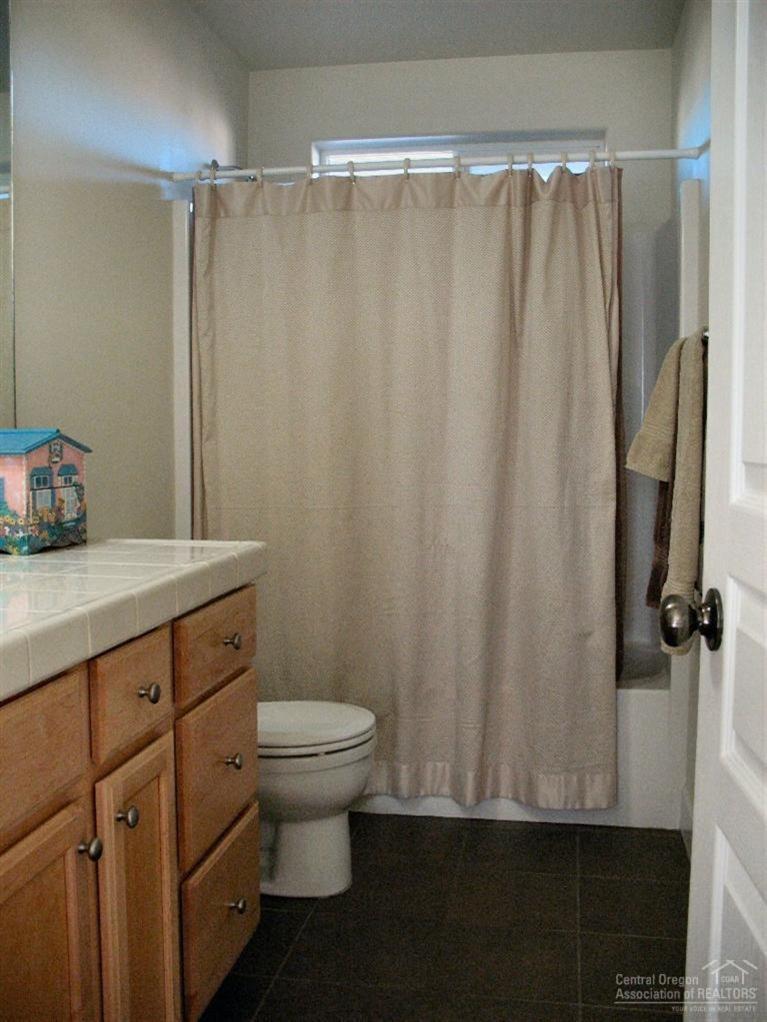 20422 Murphy Road Bend, OR 97702 - Photo 14 of 23 Large full bathroom upstairs featuring t