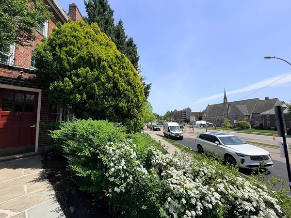 a view of a garden with sitting area