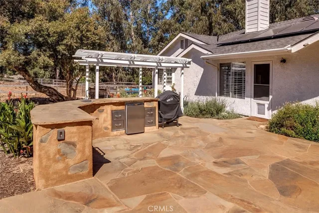 a view of a house with backyard