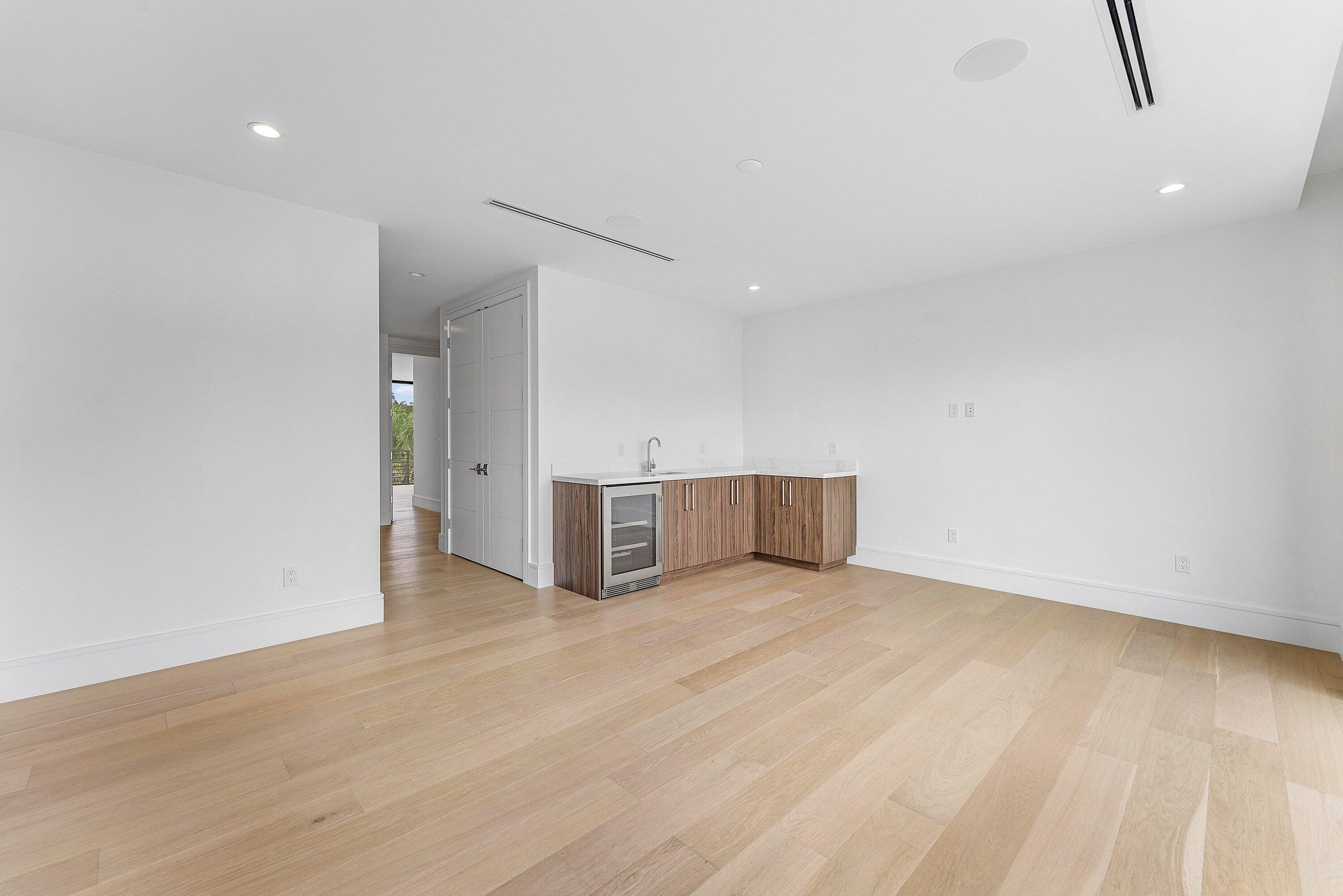 498 Northeast 6th Street Boca Raton, FL 33432 - Photo 28 of 60 Wet Bar Lounge 2nd Floor