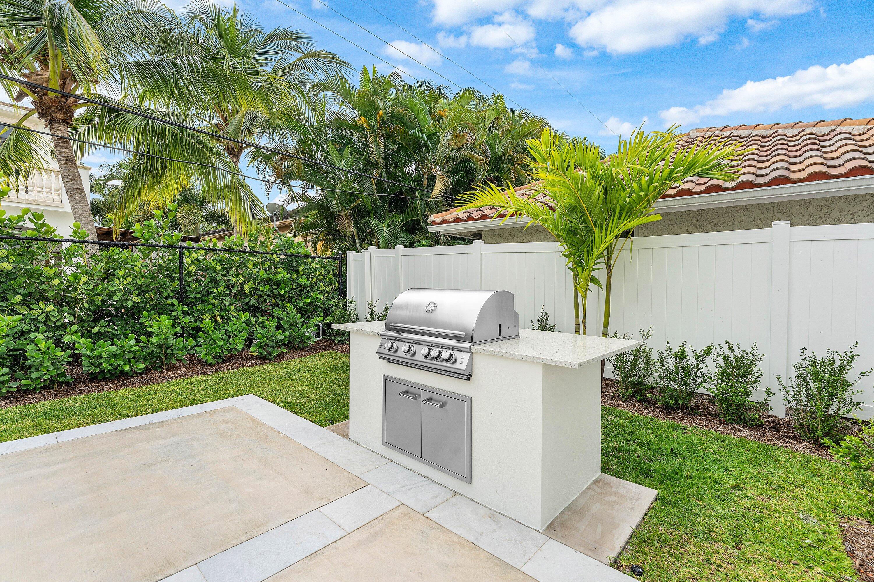 498 Northeast 6th Street Boca Raton, FL 33432 - Photo 49 of 60 Built in Grill