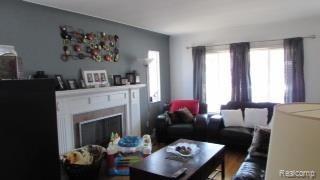 8219 Racine Road Warren, MI 48093 - Photo 6 of 17 living rm.jpg