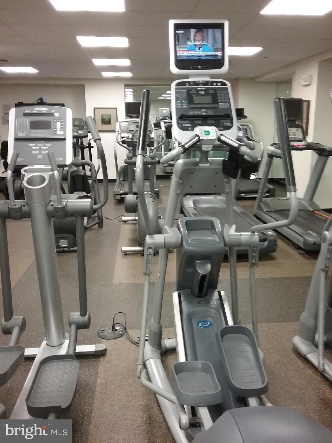 210 Locust Street, Unit 27F Philadelphia, PA 19106 - Photo 16 of 17 a room with gym equipment