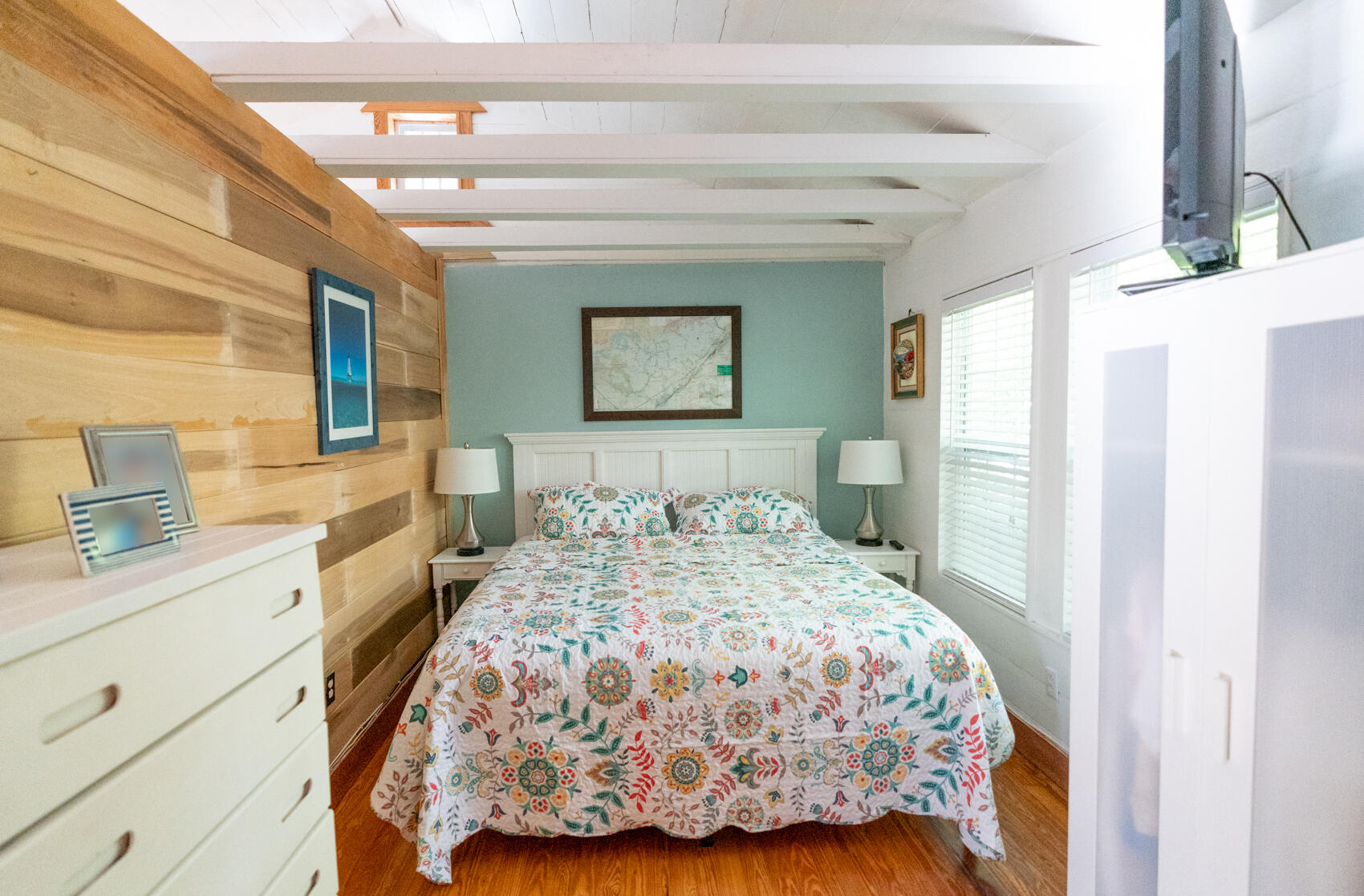 198 Beach Road Tavernier, FL 33070 - Photo 8 of 15 a bedroom with a bed and a large mirror on the dresser