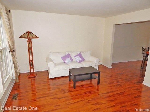 2263 North Fairview Lane Rochester, MI 48306 - Photo 10 of 21 living.rm.jpg