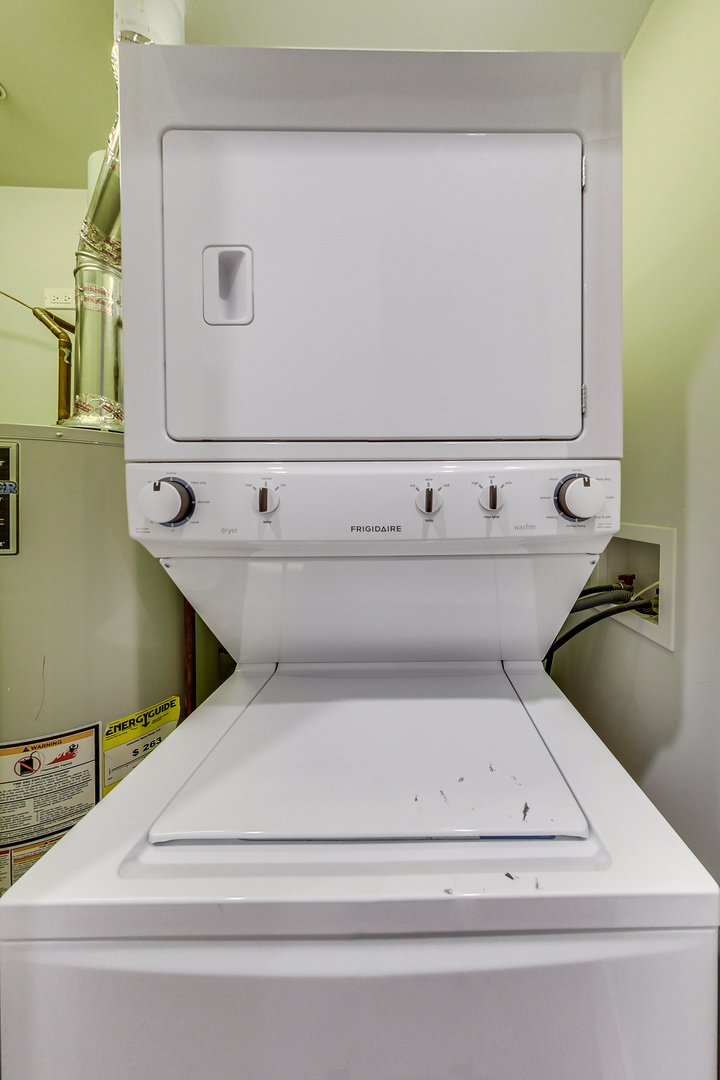 1247 West Madison Street, Unit 211 Chicago, IL 60607 - Photo 13 of 17 a bathroom with a bathtub and sink