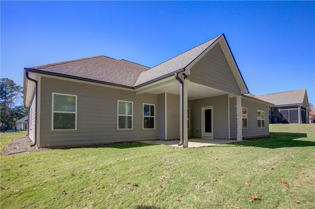 a view of a house with a yard