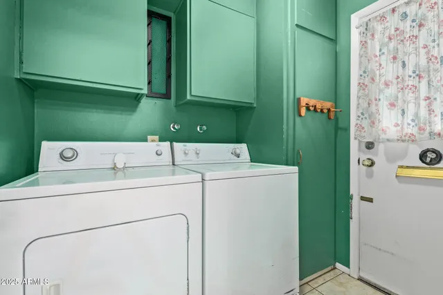 an empty room with closet and a ceiling fan