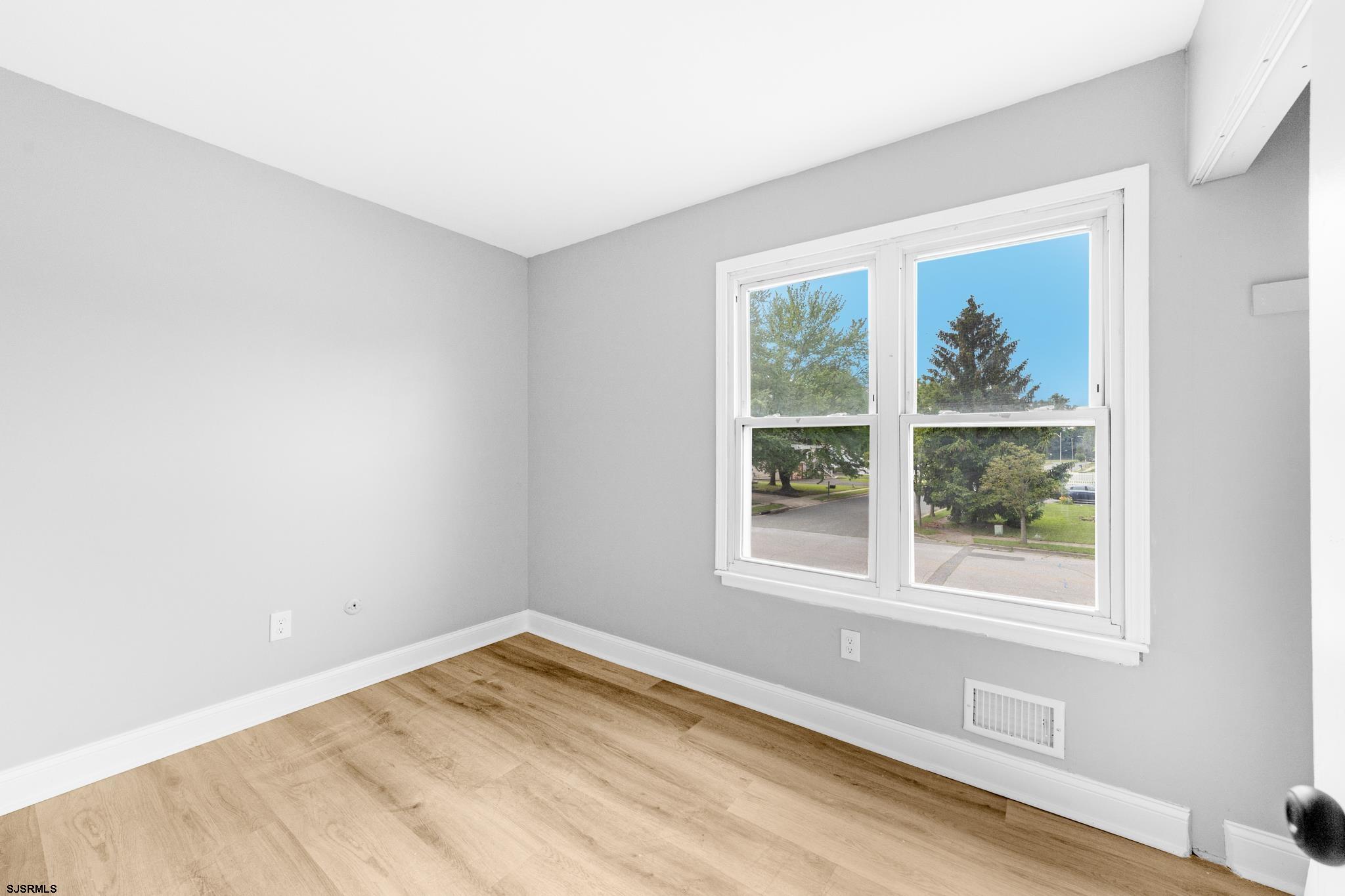 243 Wintergreen Lane Penns Grove, NJ 08069 - Photo 18 of 32 an empty room with a window