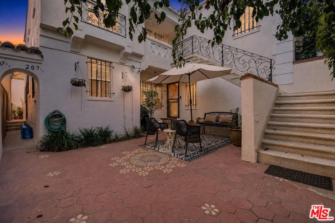 207 South Reeves Drive Beverly Hills, CA 90212 - Photo 2 of 27