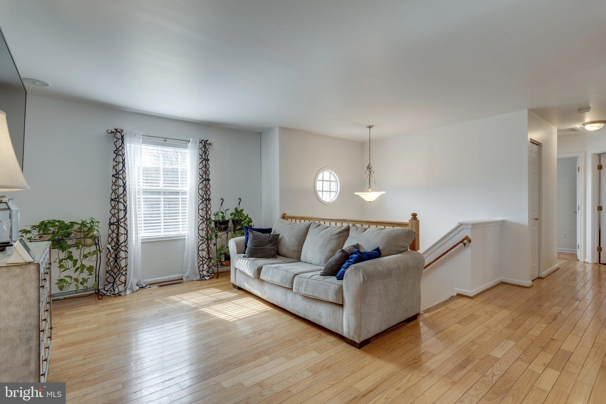 20717 Cross Timber Drive Ashburn, VA 20147 - Photo 5 of 31 Living room