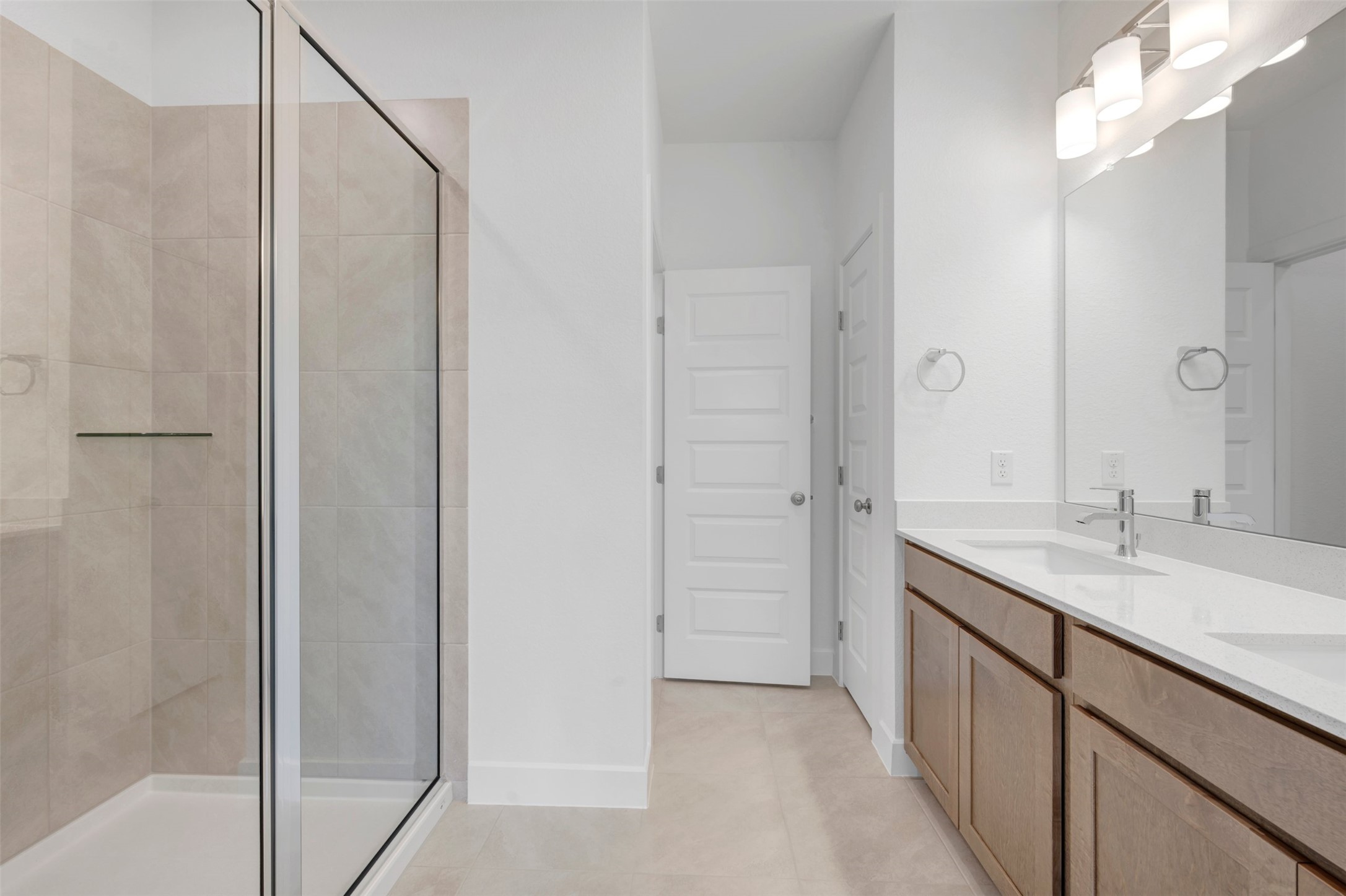 1012 B Brickell Loop Austin, TX 78744 - Photo 8 of 23 Owner's Bathroom