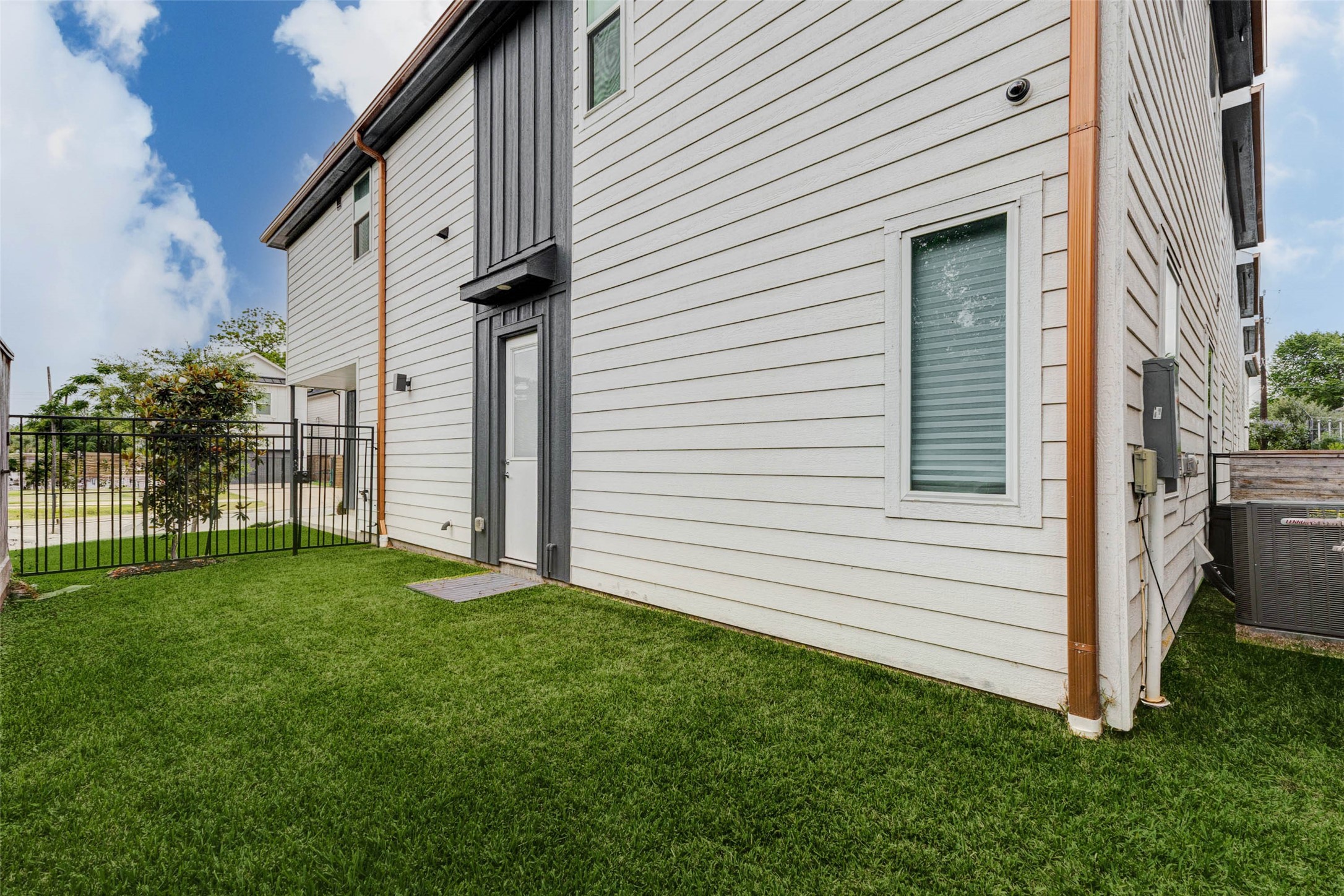 4502 Buck Street Houston, TX 77020 - Photo 26 of 27 Just enough space to relax after a hard day!