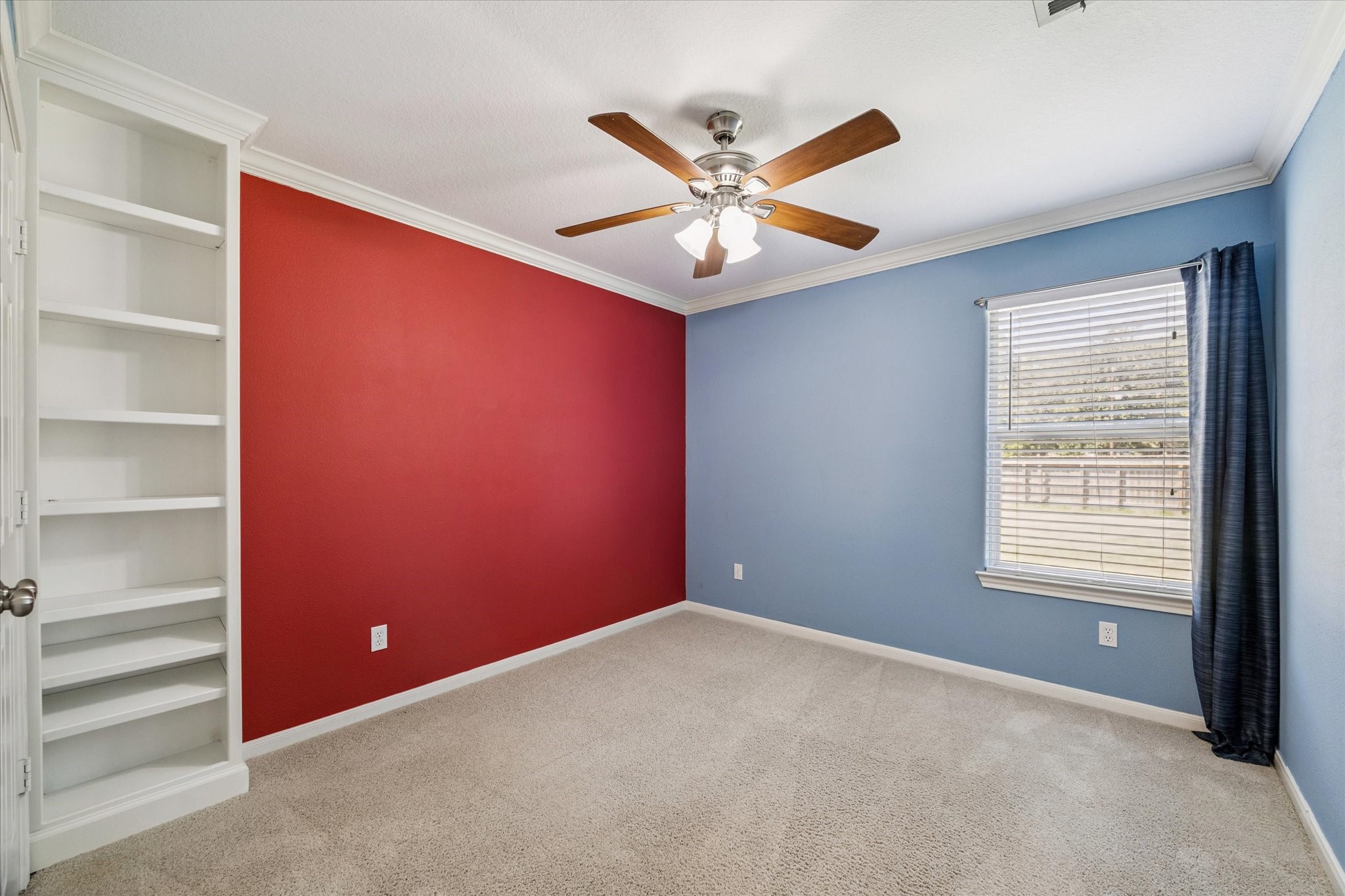 8 Pineway Conroe, TX 77304 - Photo 16 of 20 a view of an empty room with a window