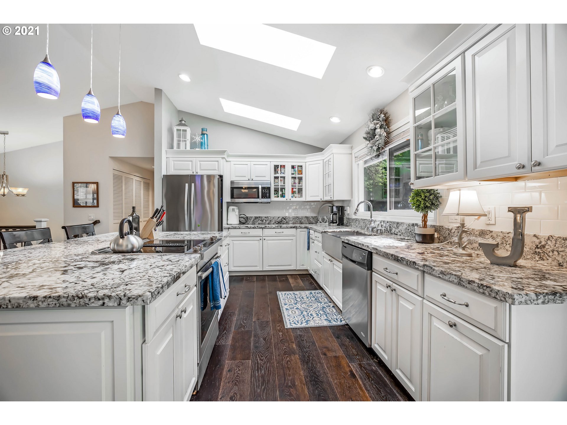 9715 Southwest Quail Post Road Portland, OR 97219 - Photo 12 of 29 Gallery Image 12