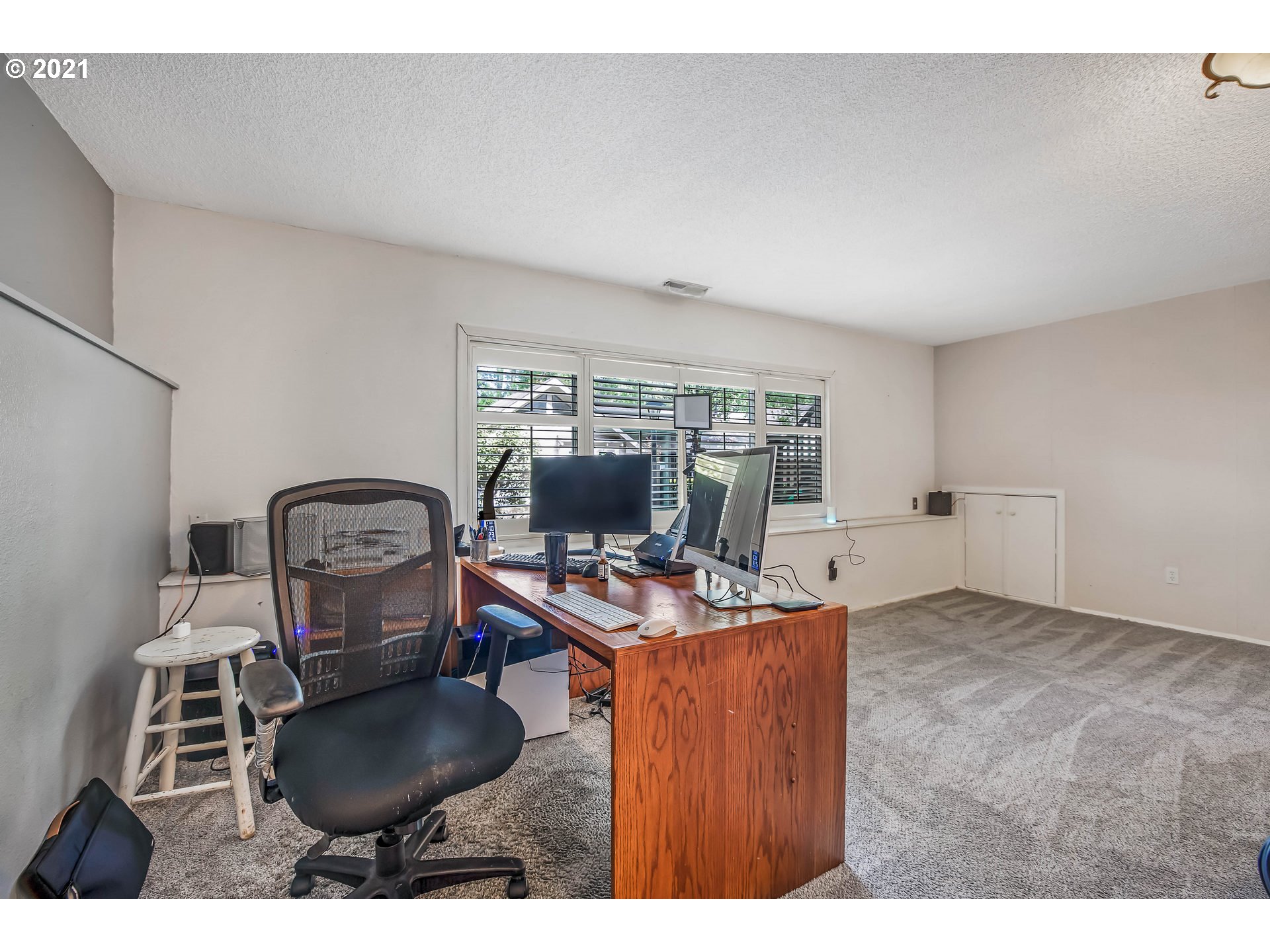 9715 Southwest Quail Post Road Portland, OR 97219 - Photo 21 of 29 Gallery Image 21