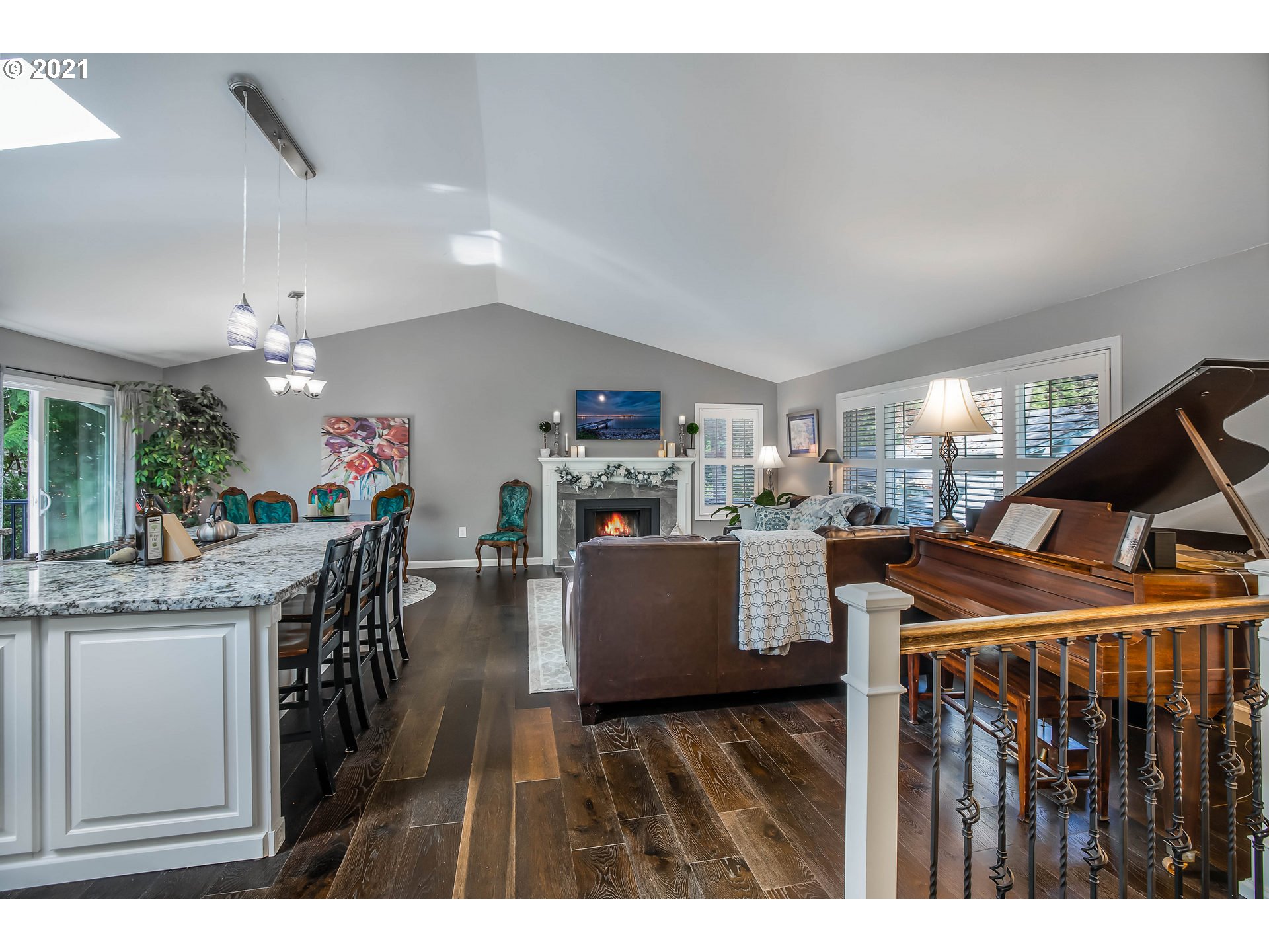 9715 Southwest Quail Post Road Portland, OR 97219 - Photo 6 of 29 Gallery Image 6